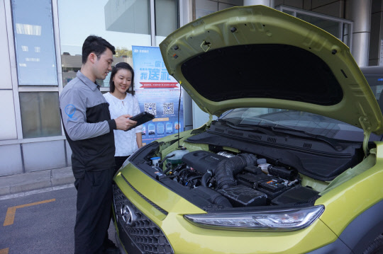 현대자동차는 중국 합자법인 북경현대가 중국질량협회가 발표하는 '2018 소비자만족도 조사(CACSI)'에서 5년 연속 정비 만족도 1위를 차지했다고 27일 밝혔다. 북경현대 딜러 정비사가 소비자와 차량을 점검하고 있는 모습. <현대자동차 제공>